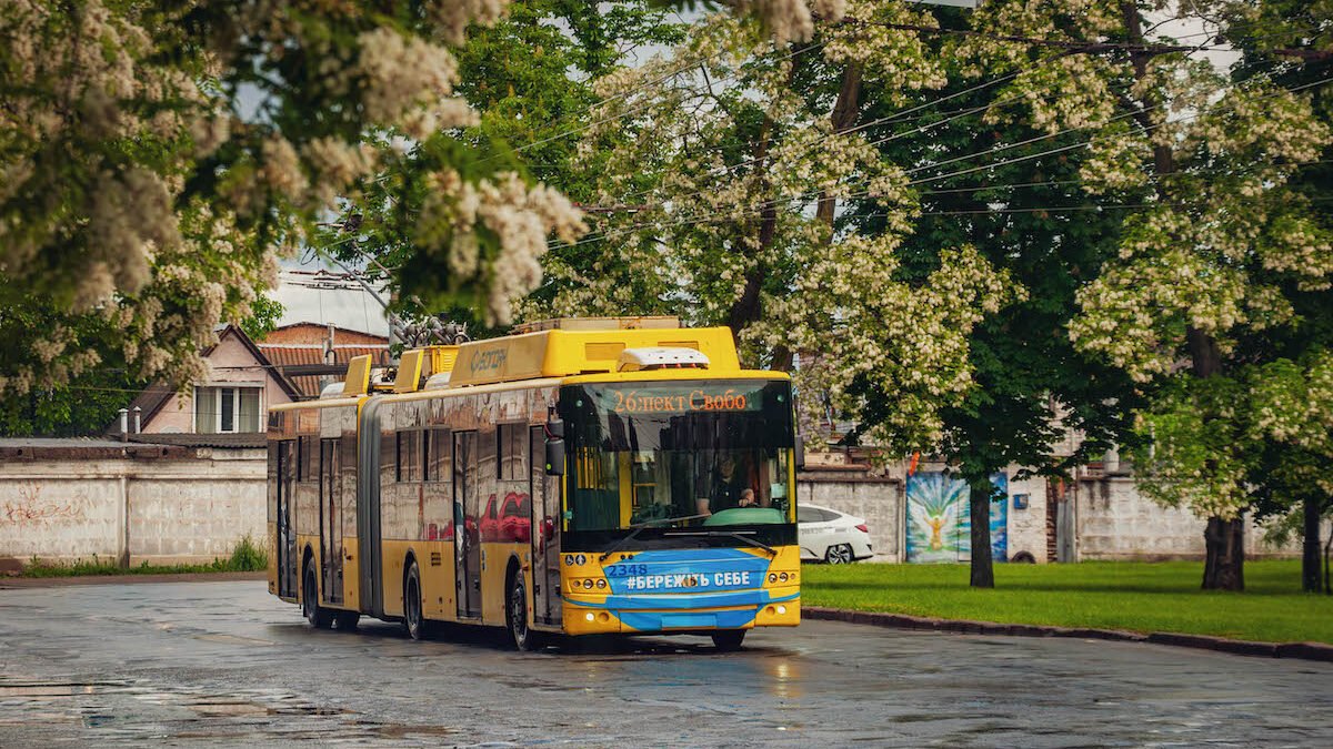 Фотографія тролейбуса на вулиці Києва, що символізує скорочення кількості тролейбусів у місті