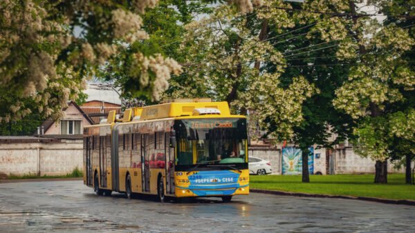 Фотографія тролейбуса на вулиці Києва, що символізує скорочення кількості тролейбусів у місті