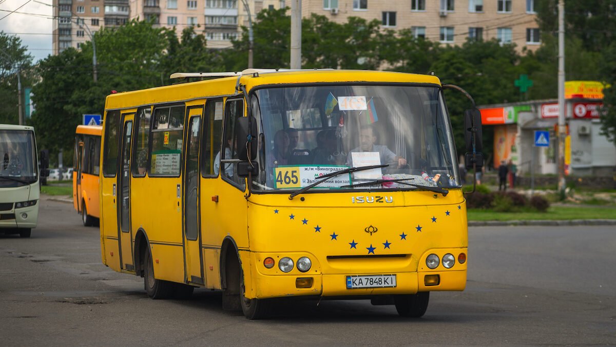 Маршрутне таксі на вулиці Києва