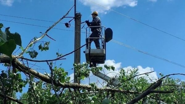 Роботи з відновлення електропостачання на Київщині після негоди
