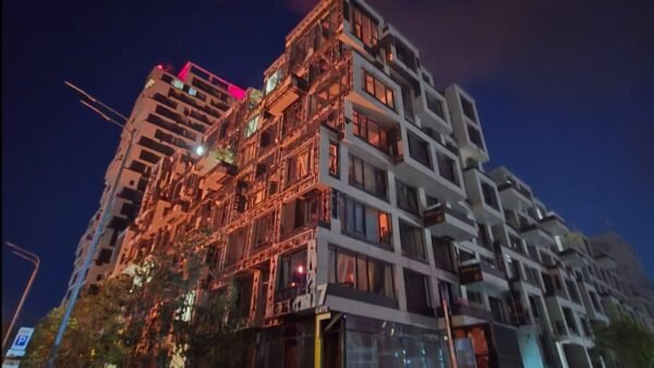 Пошкоджений житловий комплекс UNIT.Home після обстрілу Києва