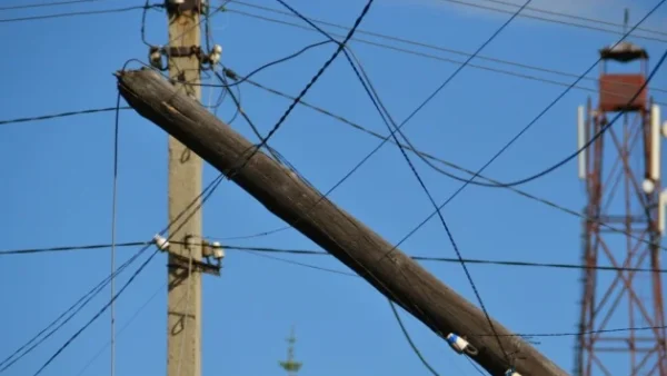 Енергетики працюють над відновленням світла на Київщині