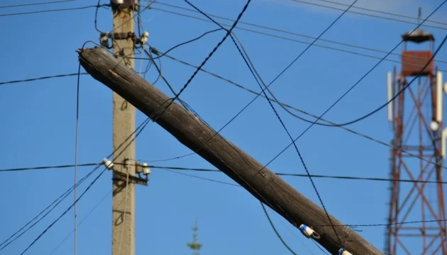 Енергетики працюють над відновленням світла на Київщині