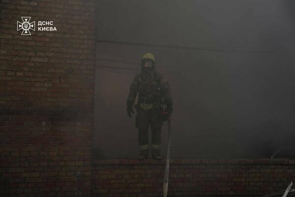 Рятувальники ДСНС розбирають завали після російського удару по Києву