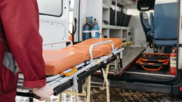 Бригада швидкої допомоги працює під час повітряної тривоги в Києві