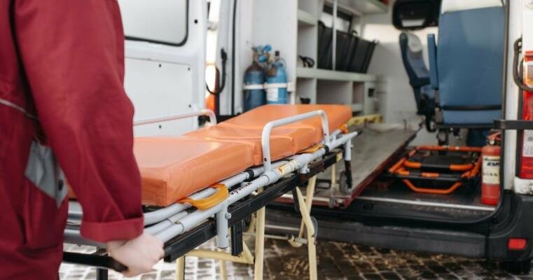 Бригада швидкої допомоги працює під час повітряної тривоги в Києві