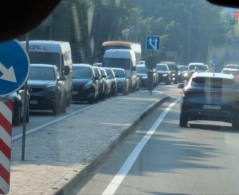 Кілометровий затор автомобілів на в'їзді до Києва з боку Борисполя