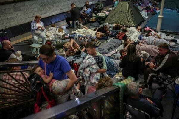Вхід до київського метрополітену, що функціонує як укриття