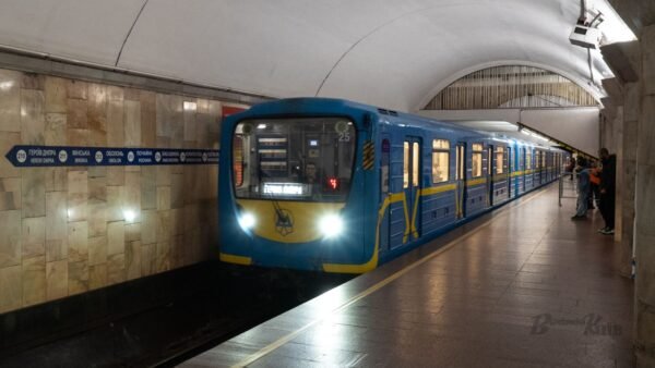 Потяг Київського метрополітену, що рухається тунелем