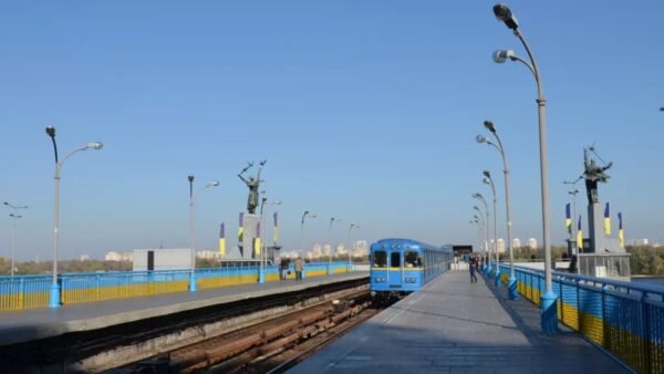 Вагон Київського метро на червоній лінії