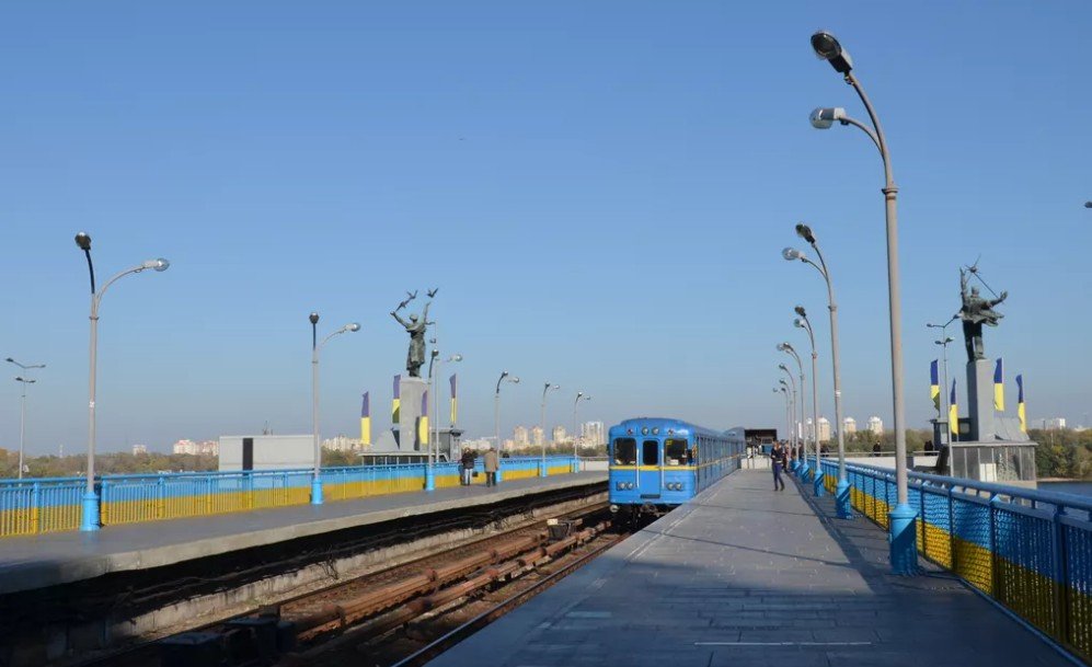 Вагон Київського метро на червоній лінії