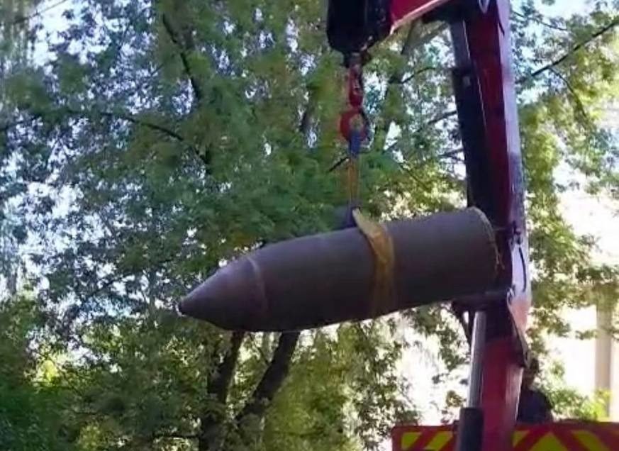 Фахівці вибухотехнічної служби біля частини ракети в Києві