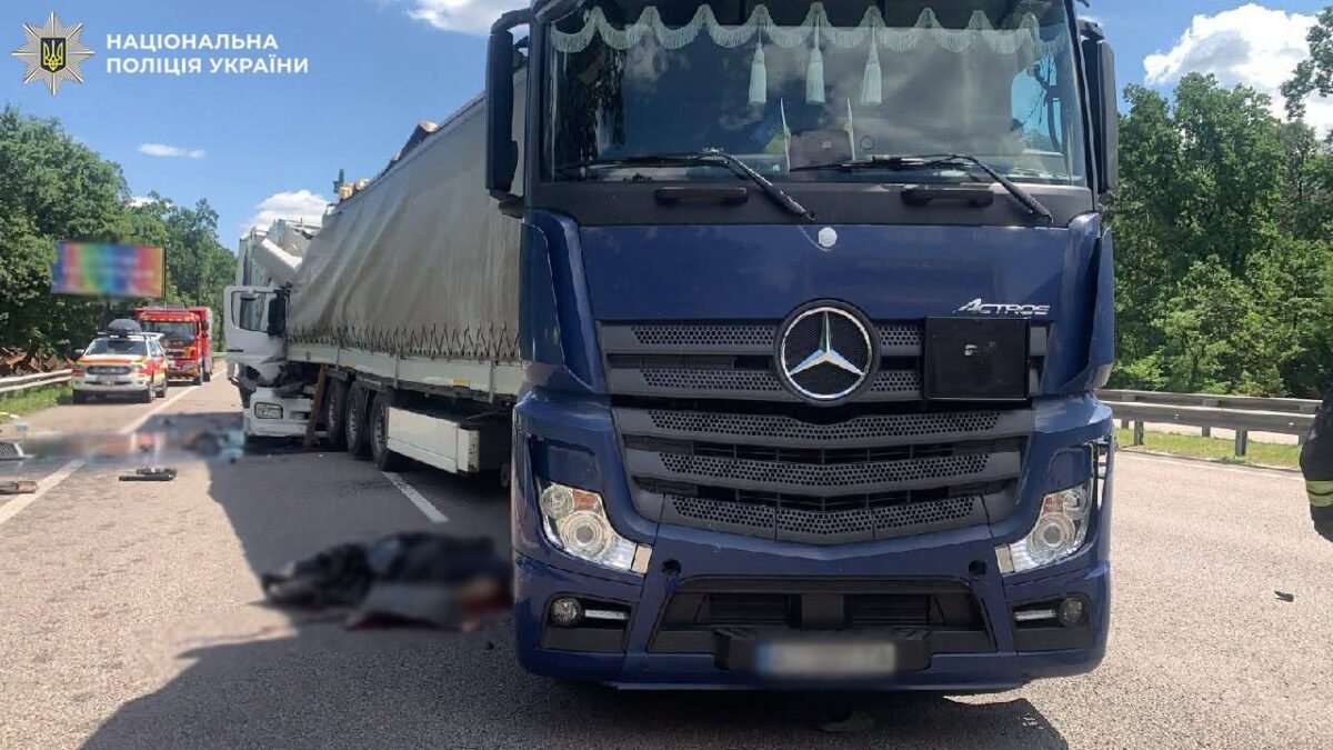 Дві розбиті вантажівки Mercedes на Бориспільському шосе після смертельної ДТП у Києві