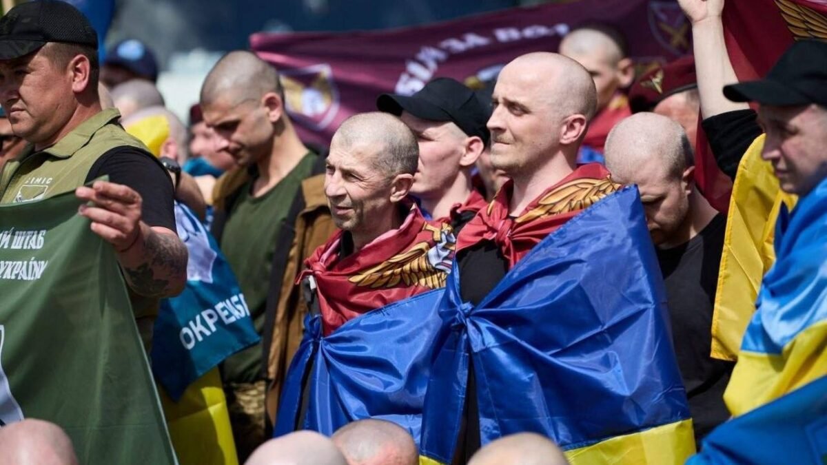 Український захисник Євген Крикливий після повернення з полону