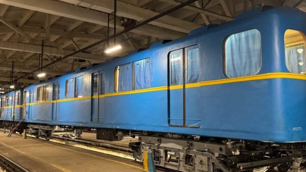 Сучасний потяг метрополітену, символізуючий модернізацію, за рахунок кредиту ЄБРР метро