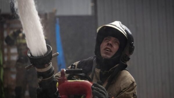 Пошкодження житлового будинку після атаки дронів у Київській області