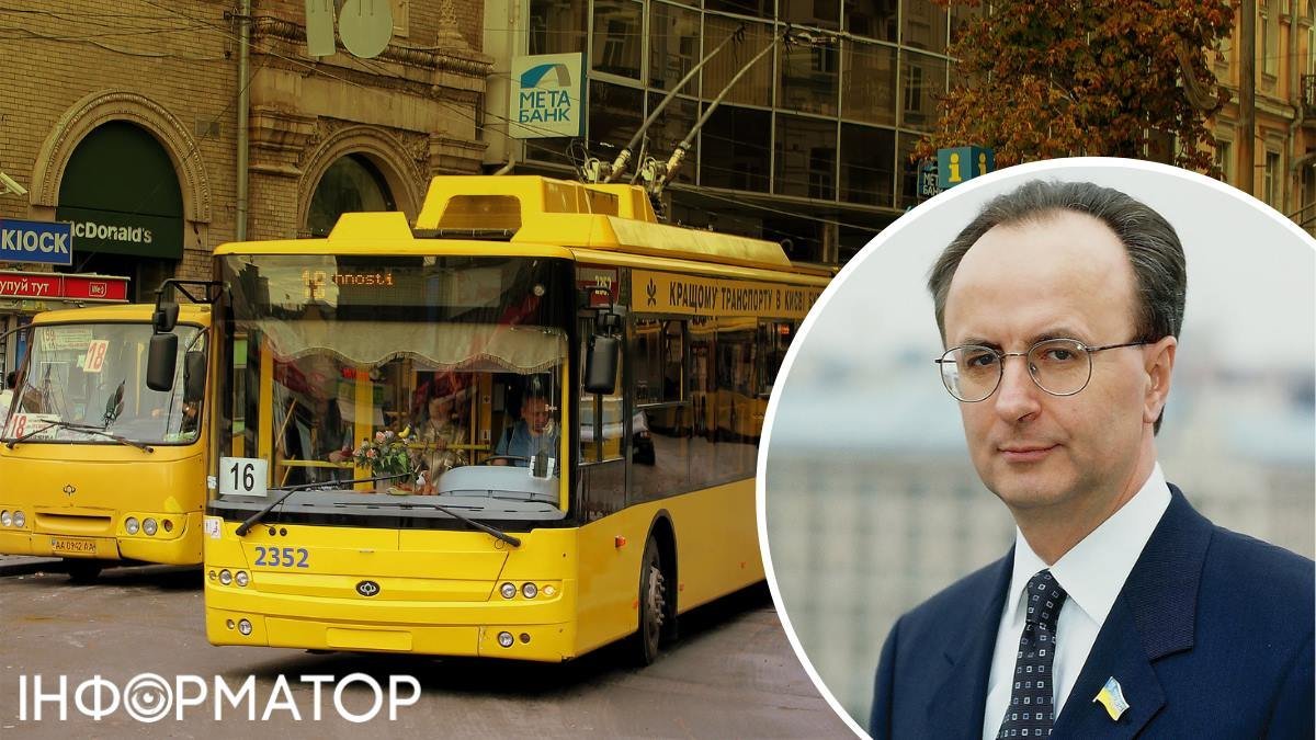 Громадський транспорт Києва та фонтан у центрі міста