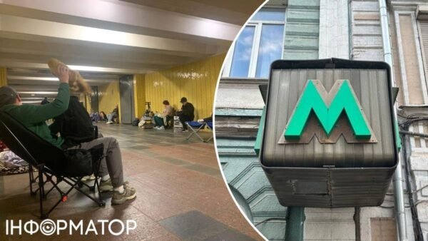 Кияни біля закритого входу в метро під час повітряної тривоги