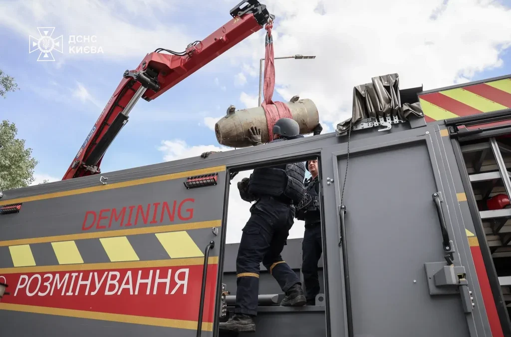Піротехніки вилучають бойову частину ракети Х-101