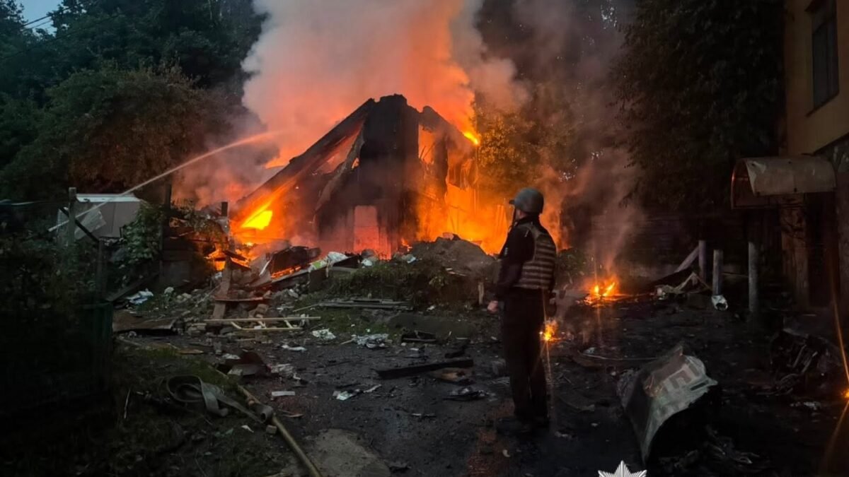 Наслідки обстрілу Київщини 15 червня: пошкоджені будівлі та автомобілі