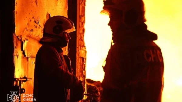 Медики госпіталізують постраждалого після нічної атаки на Київ