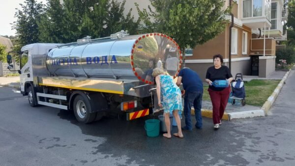 Автоцистерна з питною водою в місті Буча