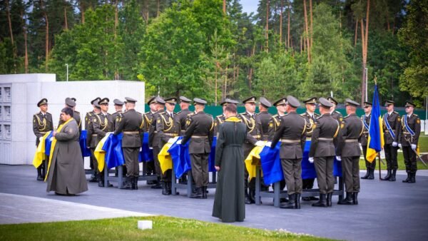 Церемонія поховання неідентифікованих захисників на Національному військовому меморіальному кладовищі