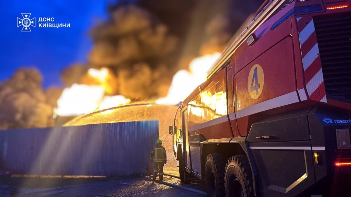 Рятувальники ліквідують пожежу в Бориспільському районі після атаки дронів