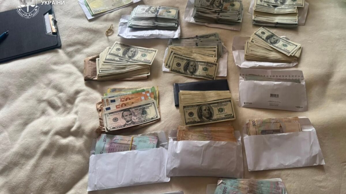 Готівка, медичні документи та печатки, вилучені під час обшуків у справі про схему оформлення інвалідності