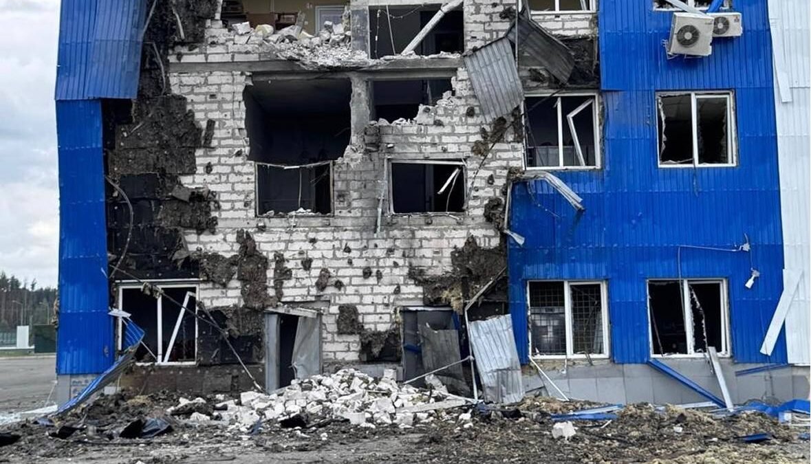Пошкоджена будівля сховища ядерного палива після російської атаки