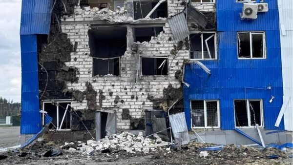 Пошкоджена будівля сховища ядерного палива після російської атаки