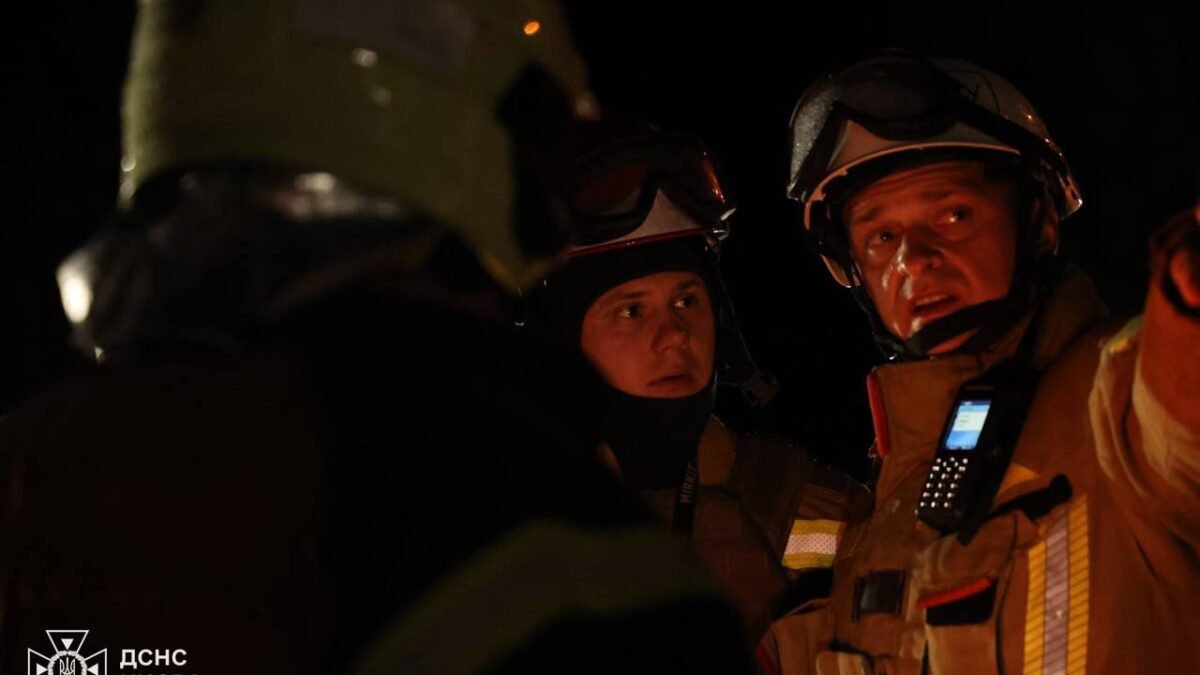 Наслідки ворожого удару по Дарницькому району Києва, горить будівля