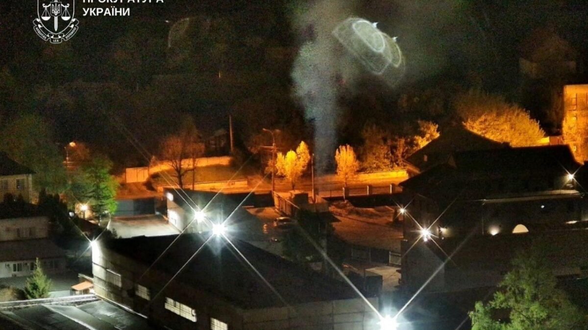 Фото забрудненого повітря над Києвом або промислового підприємства