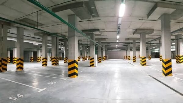 Підземний паркінг у Києві, що використовується як укриття, з піднятими цінами