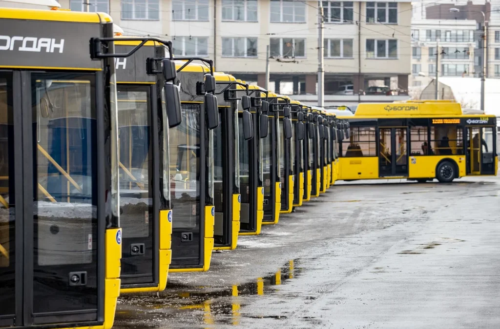 Автобус 114 на вулиці Києва під час зміни маршруту