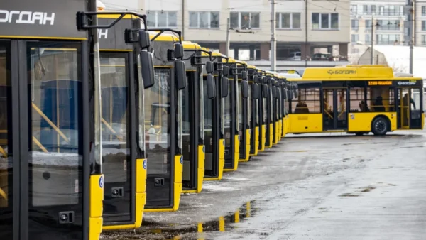 Автобус 114 на вулиці Києва під час зміни маршруту