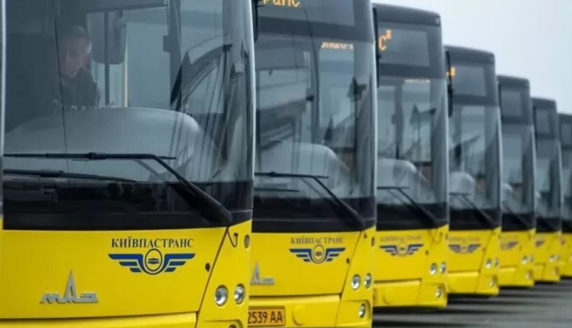 Водій громадського транспорту Київпастранс за кермом автобуса