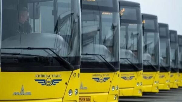 Водій громадського транспорту Київпастранс за кермом автобуса