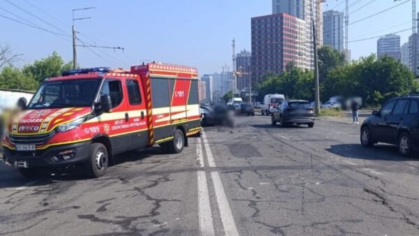 Місце ДТП на вулиці Івана Виговського у Києві з пошкодженими автомобілями
