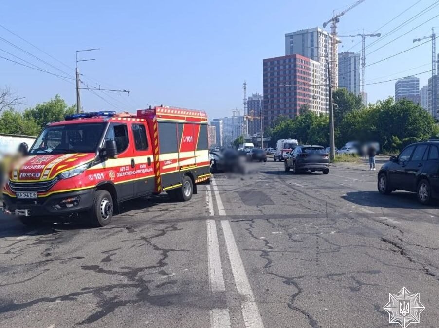 Місце ДТП на вулиці Івана Виговського у Києві з пошкодженими автомобілями