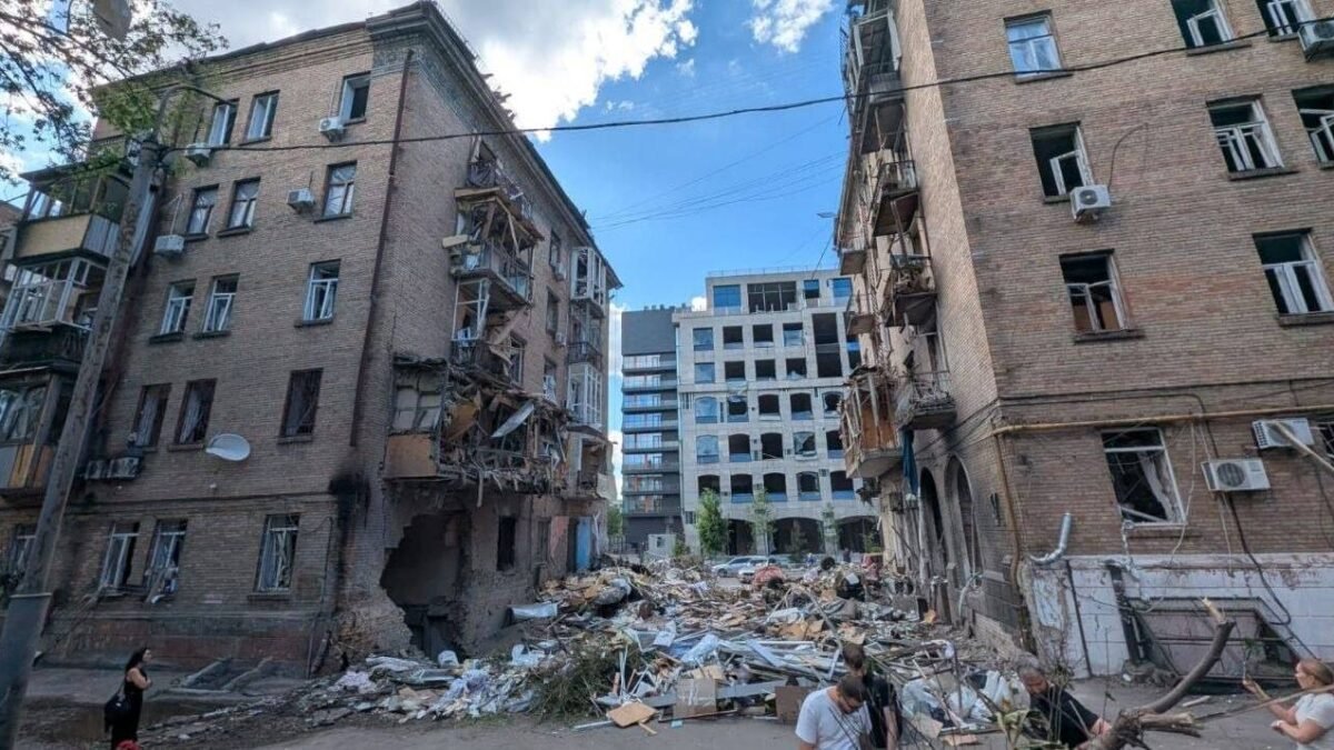 Пошкоджені житлові будинки на Лук'янівці після російського удару