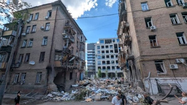 Пошкоджені житлові будинки на Лук'янівці після російського удару