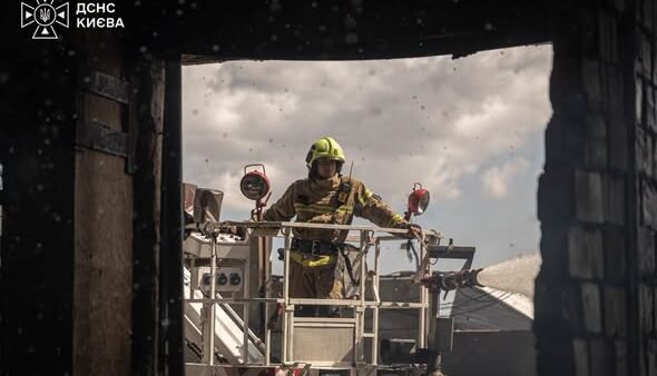 Рятувальні роботи на місці пошкодження в Києві