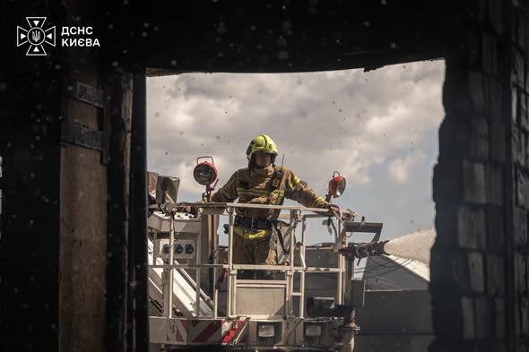 Рятувальні роботи на місці пошкодження в Києві