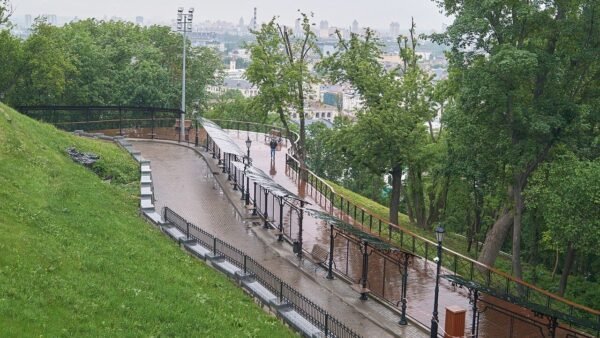 Панорама Пейзажної алеї та Старокиївської гори, де планується будівництво паркінгу