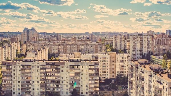 Урядова будівля у Києві на тлі підготовки міста до зими