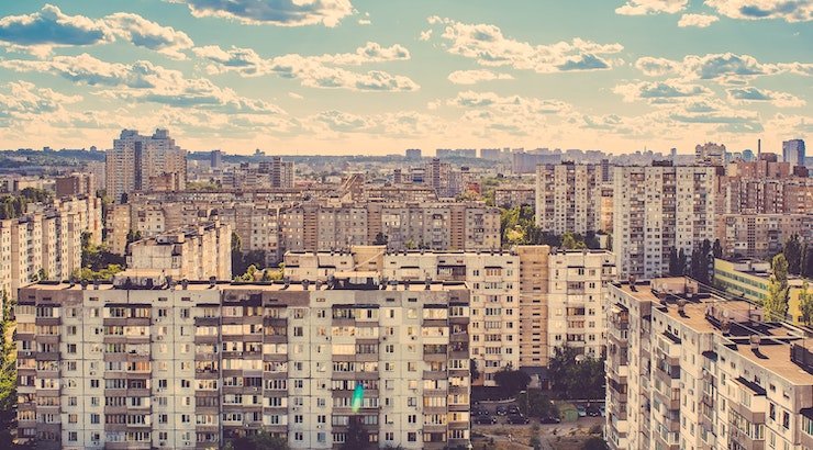 Урядова будівля у Києві на тлі підготовки міста до зими