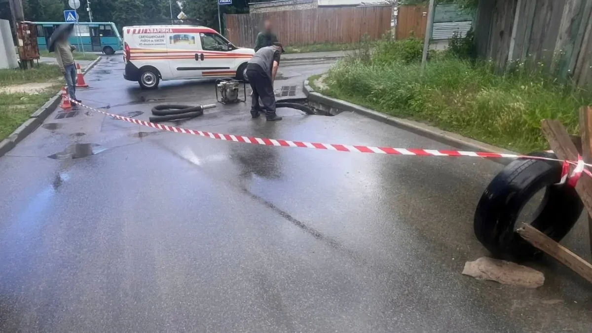 Дорожнє покриття з пошкодженнями на вулиці Миколи Ушакова, Київ