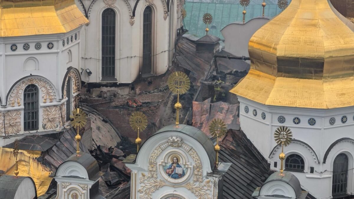 Гвинтокрил ДСНС скидає воду на пожежі в Києві після атаки