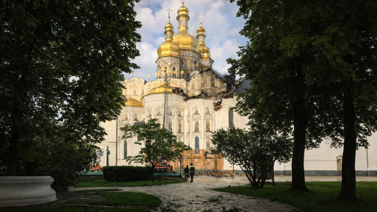 Зруйнований дах Свято-Успенського собору Києво-Печерської лаври після атаки